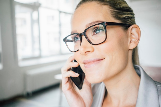 Ritratto di imprenditrice sorridente al telefono