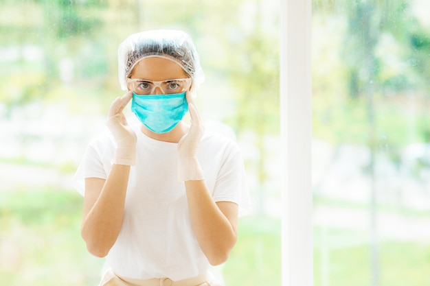 Ritratto di infermiera assistente di laboratorio donna che indossa occhiali protettivi per medicinali maschera medica per il viso