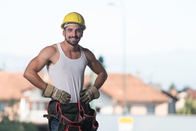 Ritratto Di Ingegnere Architetto Maschio Bello Con Il Casco Giallo