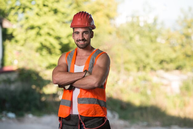 Ritratto Di Ingegnere Architetto Maschio Bello Con Il Casco Rosso