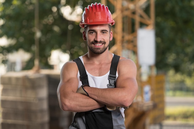 Ritratto Di Ingegnere Architetto Maschio Bello Con Il Casco Rosso