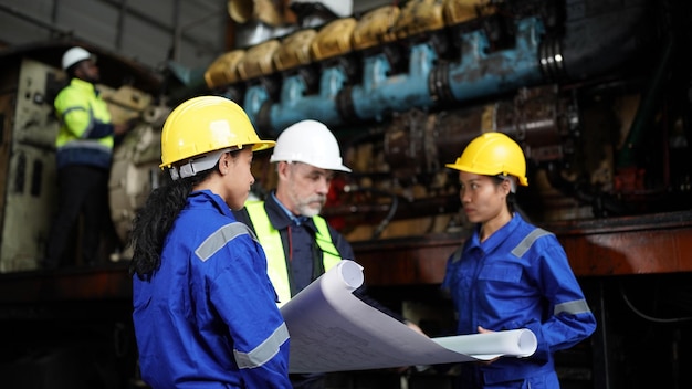 Ritratto di ingegnere e apprendista in officina della struttura di ingegneria ferroviaria