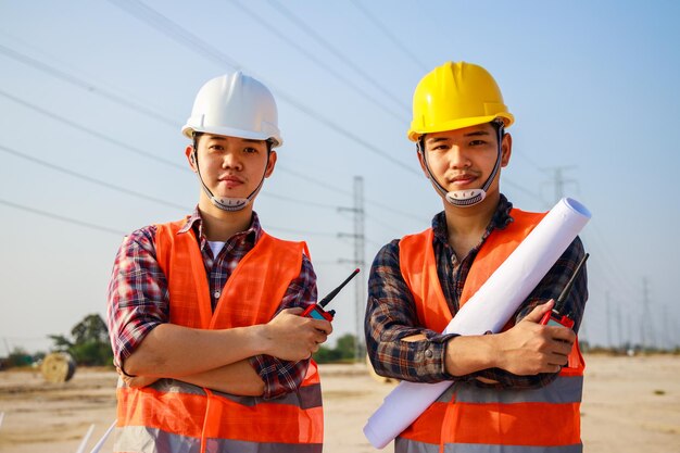 Ritratto di ingegnere elettrico caposquadra ingegnere proprietario in piedi in cantiere