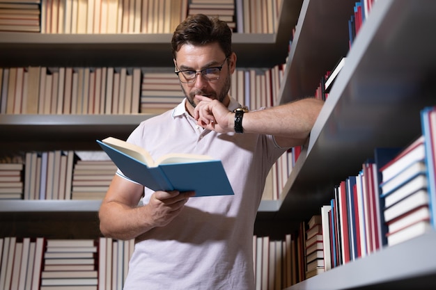 Ritratto di insegnante con un libro in un'aula della biblioteca bell'insegnante in una biblioteca universitaria insegnanti d