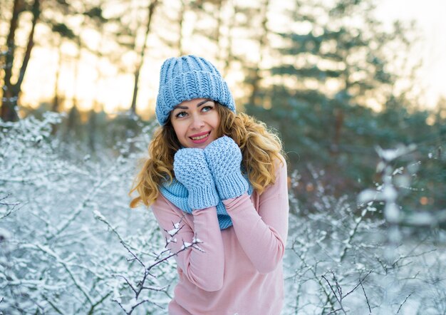 Ritratto di inverno di bella donna in abiti invernali