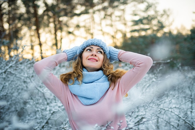 Ritratto di inverno di bella donna in abiti invernali