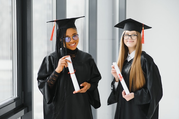 Ritratto di laureati multirazziali in possesso di diploma