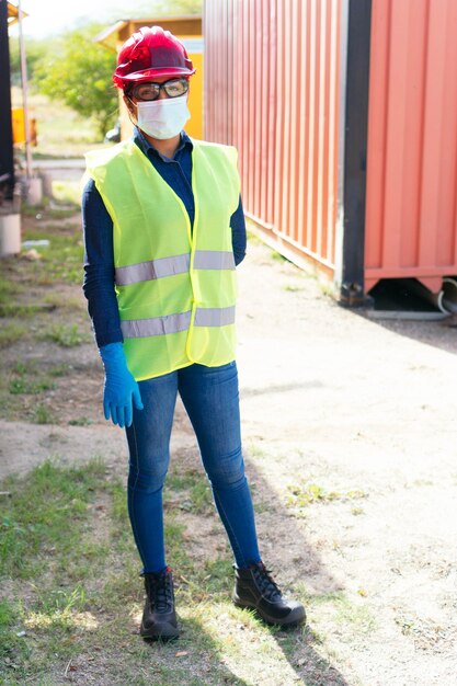 Ritratto di lavoratore industriale con maschera protettiva