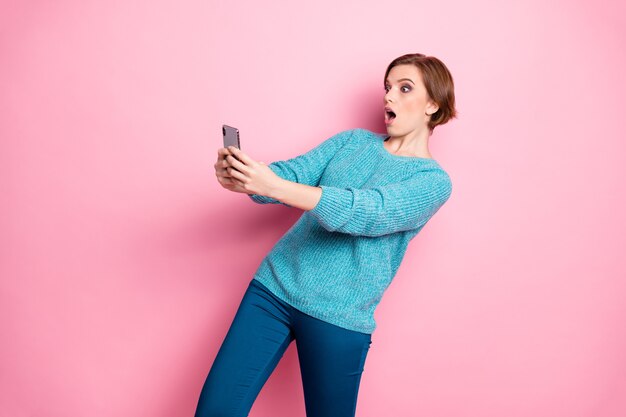 Ritratto di lei bella attraente bella funky stupita allegra allegra ragazza dai capelli castani utilizzando cella prendendo facendo selfie