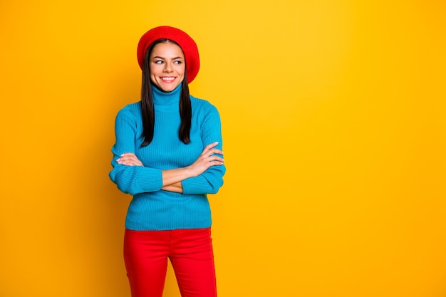 Ritratto di lei bella attraente piuttosto allegra contenuto allegro fashionista ragazza che indossa abiti moderni vestiti braccia conserte isolate su muro di colore giallo vibrante brillante brillante brillante