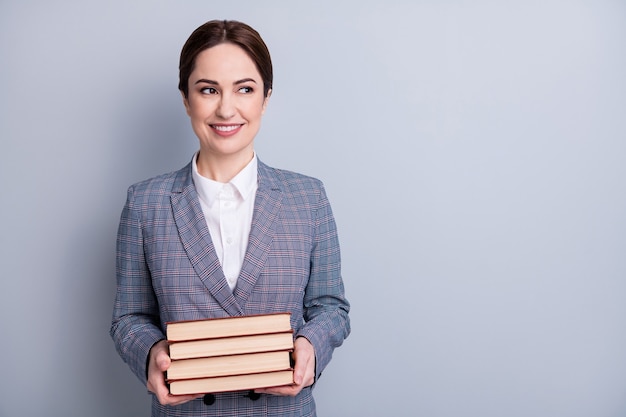 Ritratto di lei bella attraente piuttosto qualificata intelligente intelligente allegra bibliotecaria che indossa casual blazer a scacchi che tiene libro copia spazio isolato sfondo grigio colore pastello