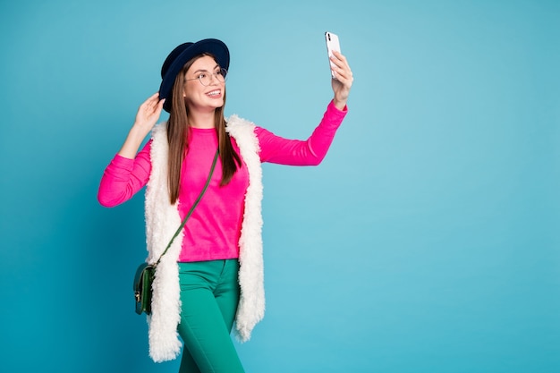 Ritratto di lei bella ragazza allegra allegra attraente che trascorre il tempo libero prendendo selfie isolato sul muro di colore turchese verde blu vibrante brillante vivido brillantezza