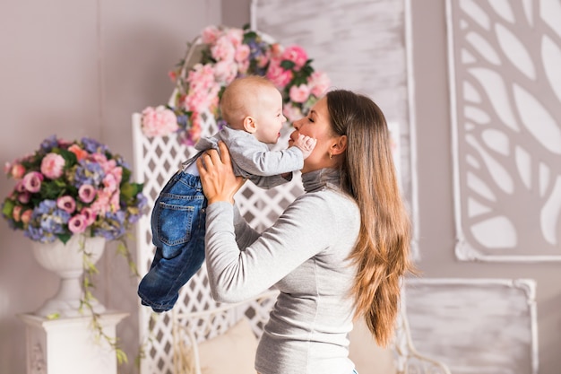 Ritratto di madre e bambino che ridono e giocano insieme