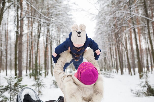 Ritratto di madre e bambino felici nel parco invernale