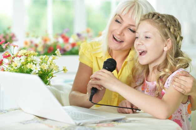 Ritratto di madre e figlia che cantano insieme il karaoke