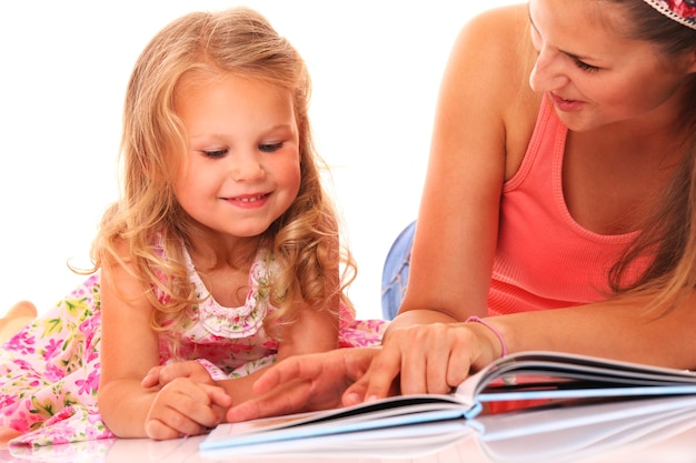 ritratto di madre e figlia che leggono un libro su sfondo bianco