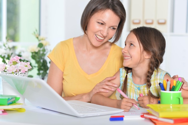 Ritratto di madre e figlia con laptop