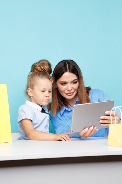 Ritratto di madre e figlia con tablet