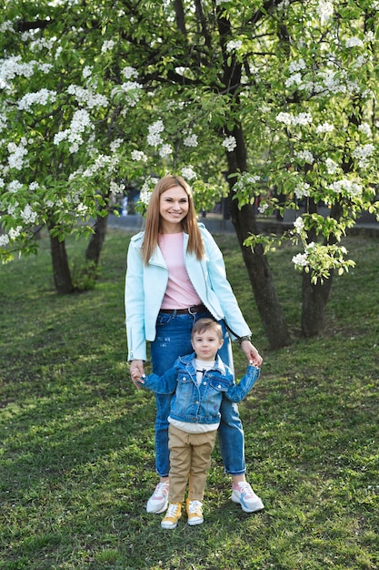 Ritratto di madre e figlio nel parco in primavera