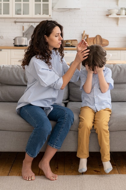 Ritratto di madre preoccupata con figlio che piange