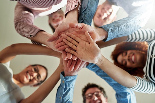 Ritratto di mani e staff insieme impilano e collaborano con il team building supporto e solidarietà Affronta il gruppo e i colleghi con il lavoro di squadra partnership e motivazione con successo e crescita