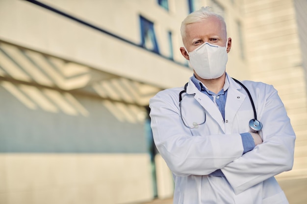 Ritratto di medico albino fiducioso con maschera protettiva