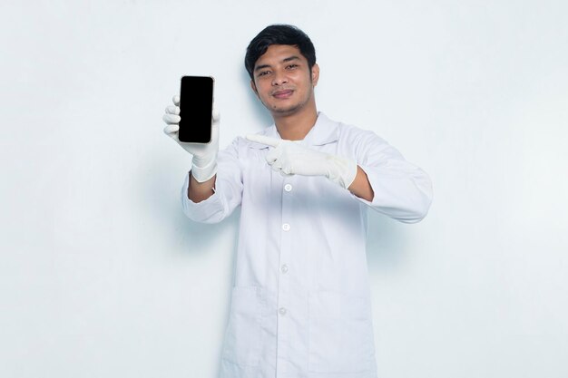 Ritratto di medico asiatico che dimostra telefono cellulare mobile isolato su sfondo bianco