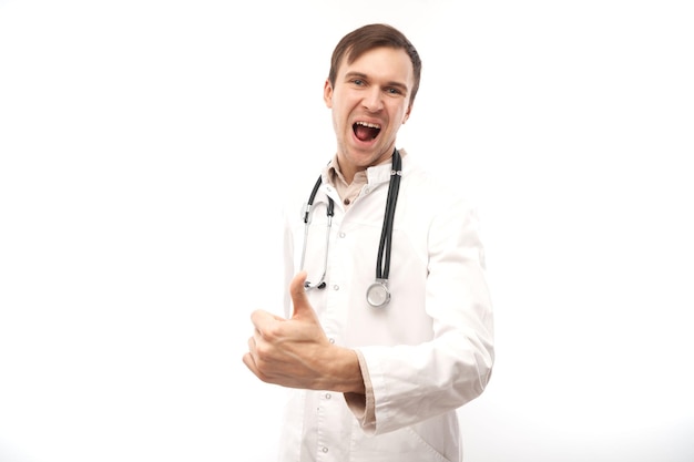 Ritratto di medico felice in camice medico bianco che mostra il gesto tutto è ben isolato su sfondo bianco con spazio per la copia