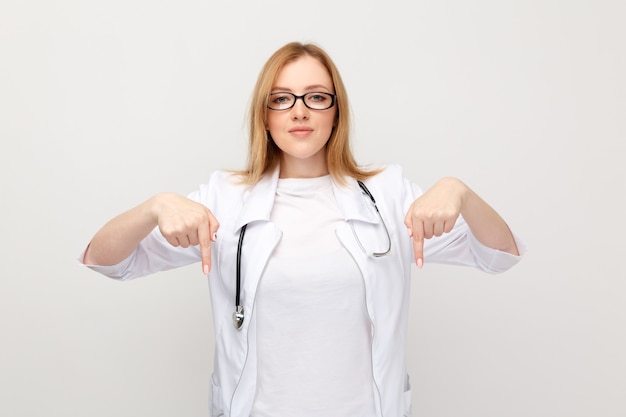 Ritratto di medico femminile che indica qualcosa di isolato.