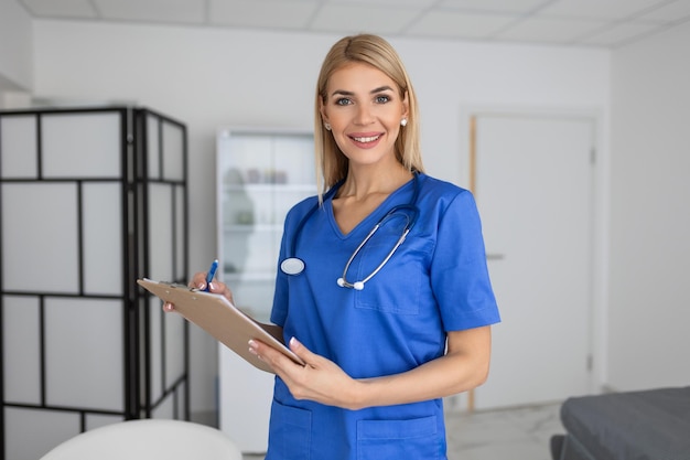 Ritratto di medico femminile professionista sanitario con stetoscopio Ritratto di medico bella donna matura in possesso di tavoletta digitale e guardando la fotocamera