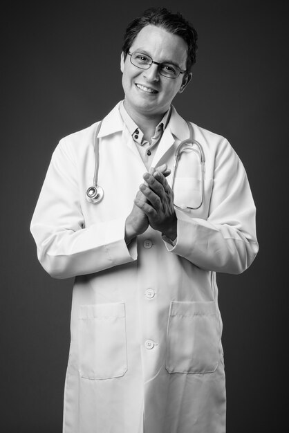 Ritratto di medico italiano su grigio in bianco e nero