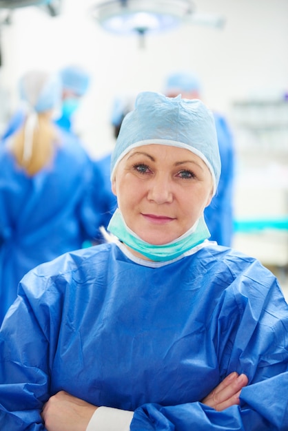 Ritratto di medico maturo in uniforme chirurgica