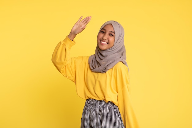 Ritratto di moda di giovane bella donna musulmana asiatica con l'hijab da portare