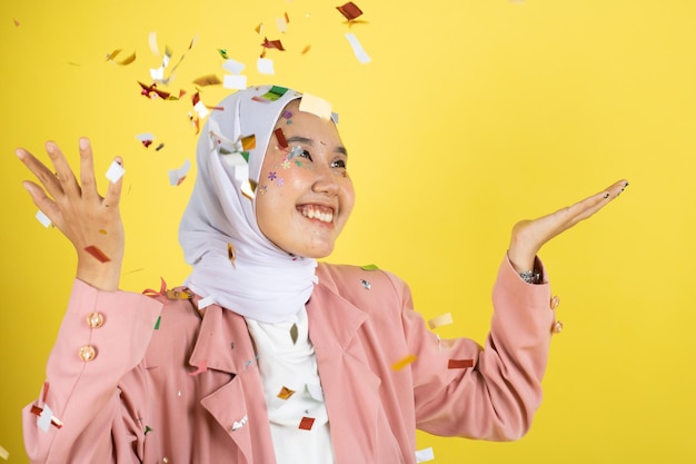 Ritratto di moda di giovane bella donna musulmana asiatica con l'hijab da portare.