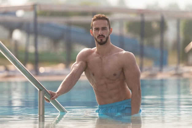 Ritratto Di Moda Di Un Uomo Sexy Molto Muscoloso In Biancheria Intima In Piscina