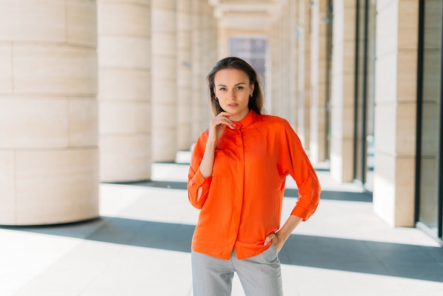 Ritratto di modella in abiti casual in posa davanti alla telecamera