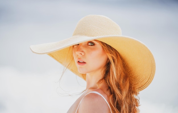 Ritratto di modello femminile in posa sulla spiaggia estate donna alla moda giovane bella donna face