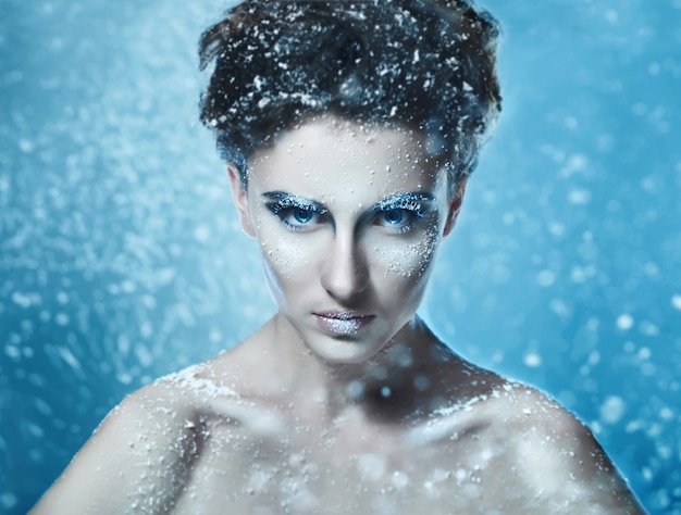 Ritratto di modello sensuale bella donna con viso congelato aart
