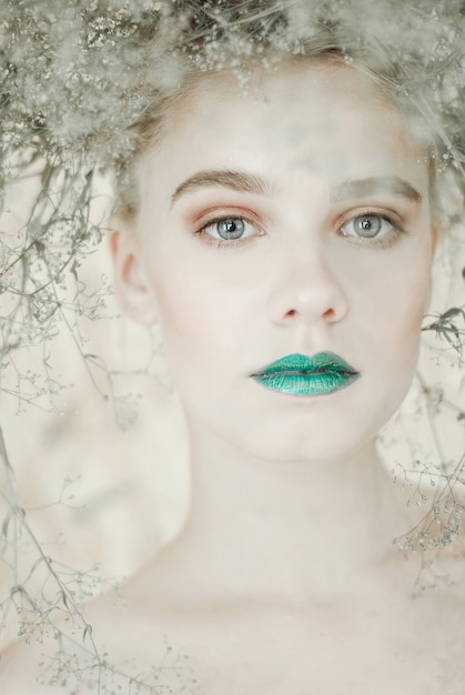 Ritratto di modo di giovane donna bionda Bella ragazza con le labbra verdi. Concetto Madre Natura