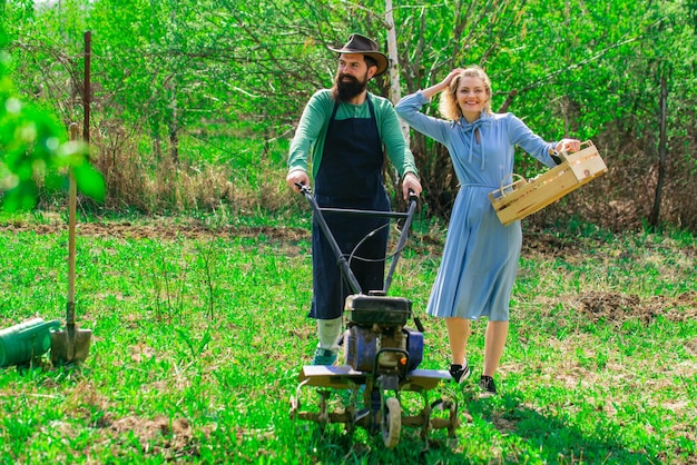 Ritratto di moglie e marito mentre lavorano in giardino, coppia di sorrisi in una fattoria ecologica di terreni agricoli, amo il nostro mo