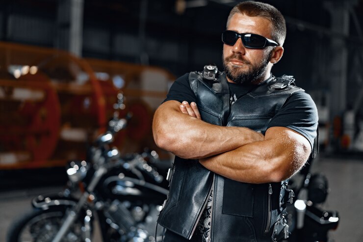 Foto ritratto di motociclista in abito di pelle nera