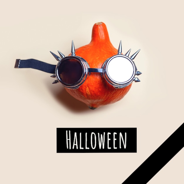 Ritratto di Mr Pumpkin in occhiali punk rocker Concetto di Halloween