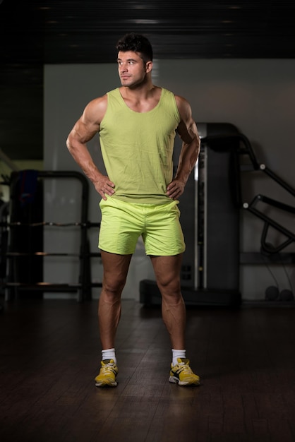 Ritratto di Muscle Man in maglietta verde