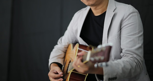 Ritratto di musicista di uomini a suonare la chitarra in studio.