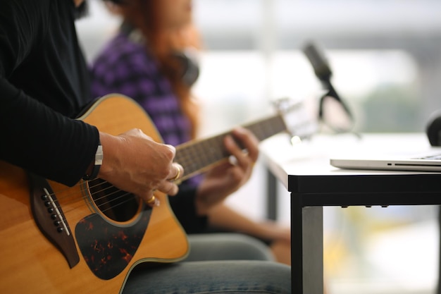 Ritratto di musicista di uomini a suonare la chitarra in studio.