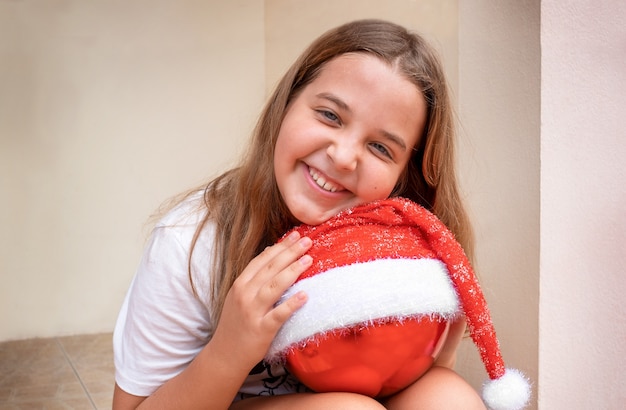 Ritratto di Natale del bambino con un ornamento di Natale