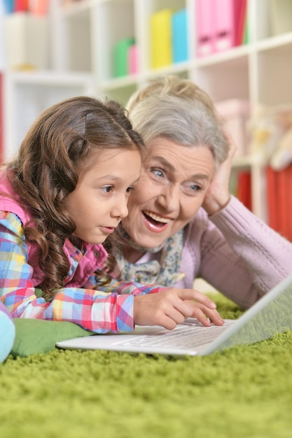 Ritratto di nonna e figlia con laptop