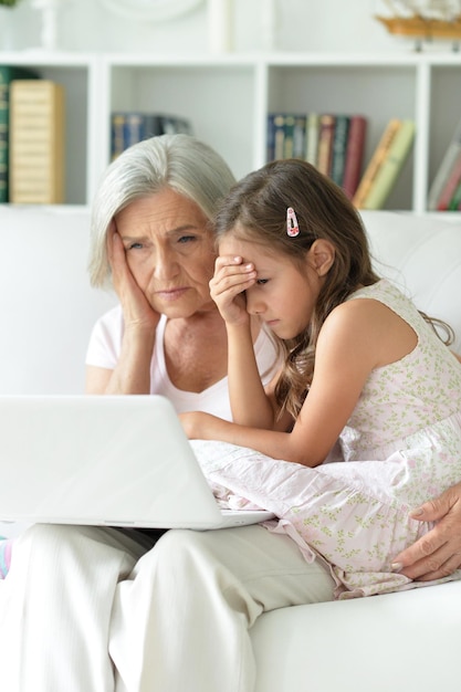 Ritratto di nonna e figlia