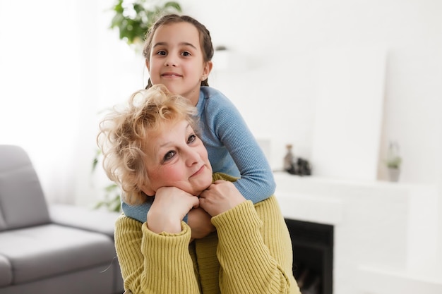 Ritratto di nonna e nipote, abbracciati