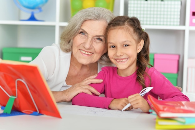 Ritratto di nonna e nipote che fanno i compiti insieme